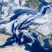 Visualisation réaliste d’un courant-jet polaire ondulant au-dessus de l’Europe, avec des masses d’air froid bleues descendant vers la France sur une carte météorologique hivernale.