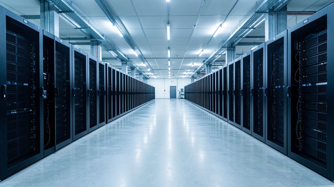 Centre de données moderne en Espagne montrant de longues rangées de baies informatiques avec confinement des allées chaudes et froides, dans une ambiance technique réaliste.