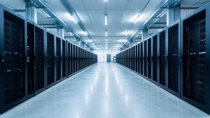 Centre de données moderne en Espagne montrant de longues rangées de baies informatiques avec confinement des allées chaudes et froides, dans une ambiance technique réaliste.